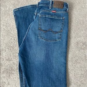 Mens pants Wrangler size 38W 32L Straight fit blue jeans